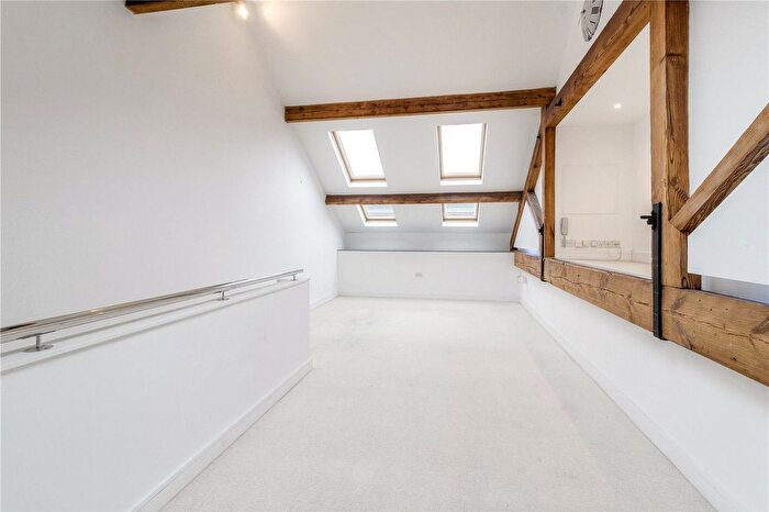 2 Bedroom Flat For Sale In Talbot Road, Northampton, Northamptonshire, NN1