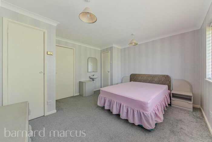 2 Bedroom Maisonette To Rent In Green Acres, Croydon, CR0