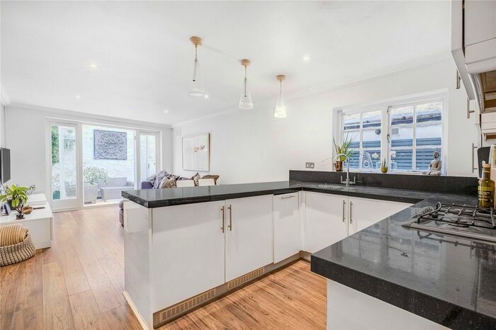 2 Bedroom Flat To Rent In Munster Road, London, SW6