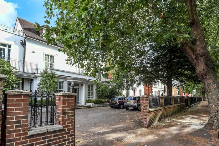 2 Bedroom Flat For Sale In London Road, Reading, Berkshire, RG1