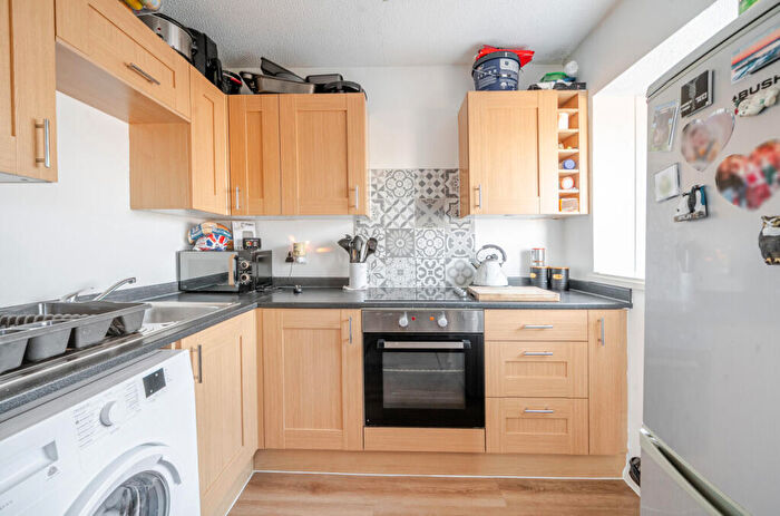 2 Bedroom Flat For Sale In Dickers Lane, Alton, Hampshire, GU34