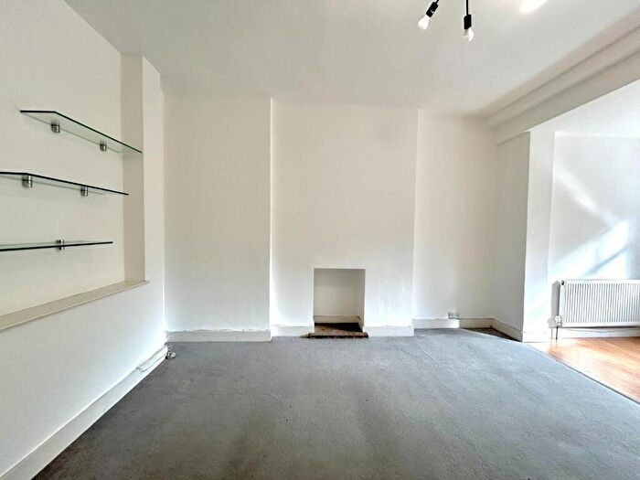 2 Bedroom Apartment To Rent In Lewisham Way, New Cross, London, SE14