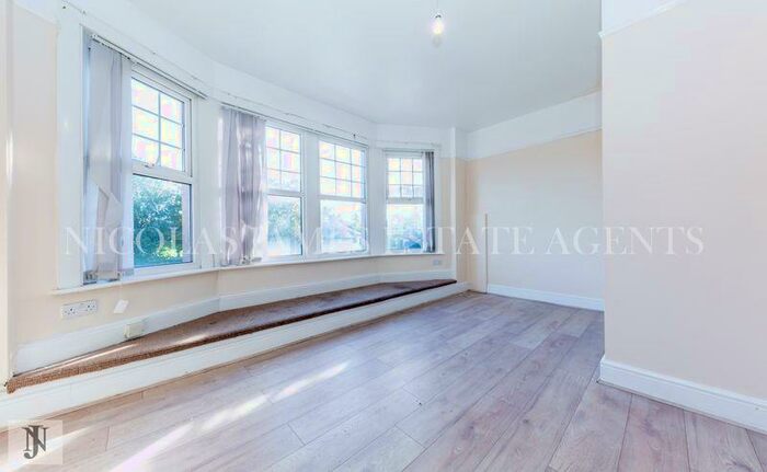 2 Bedroom Flat To Rent In High Road, Wood Green, London, N22