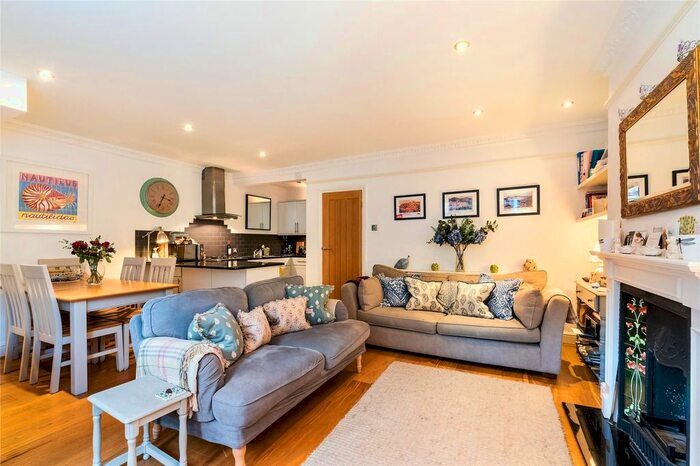 2 Bedroom Flat To Rent In Geraldine Road, London, SW18