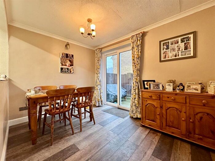 2 Bedroom Semi-Detached House For Sale In Warneford Rise, Cowlersley, Huddersfield, HD4