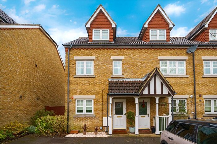 3 Bedroom Town House To Rent In Fawcett Close, London, SW16