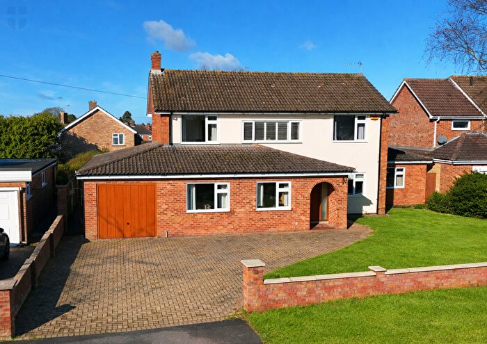 4 Bedroom Detached House For Sale In King Edward Avenue, Aylesbury, HP21