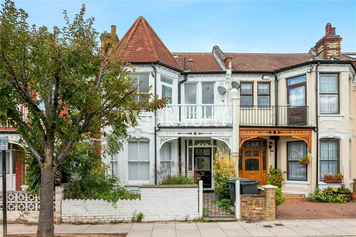 3 Bedroom Flat To Rent In Woodside Road, Wood Green, London, N22