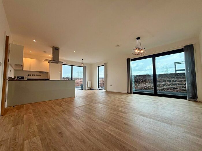 3 Bedroom Flat To Rent In Water Street, Stockport, SK1