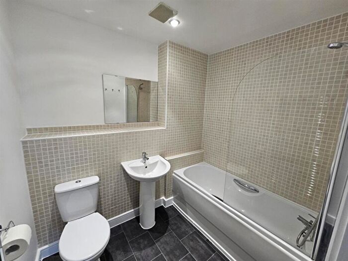 2 Bedroom Flat To Rent In Admiral House, The Quays, Castle Quay Close, Nottingham, NG7
