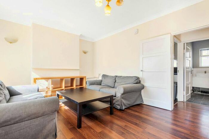 3 Bedroom Flat To Rent In Aubyn Square, Roehampton, London, SW15