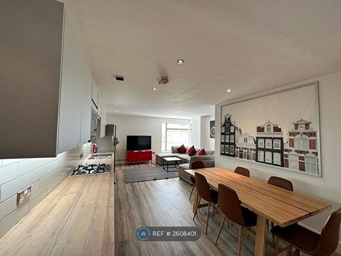 2 Bedroom Flat To Rent In Cromwell Court, Leeds, LS10