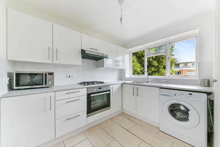 2 Bedroom Flat To Rent In Kings Avenue, London, SW4