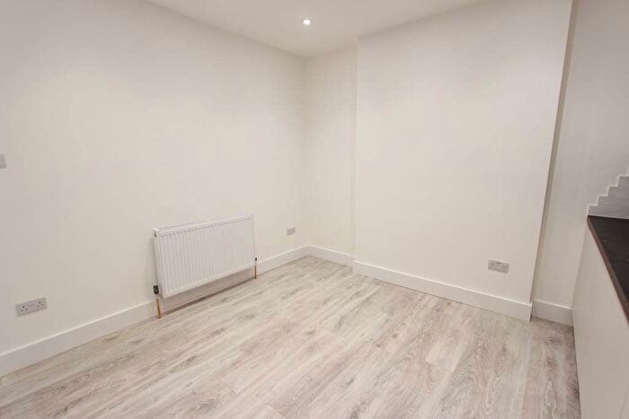 2 Bedroom Flat To Rent In Langham Road, London, N15