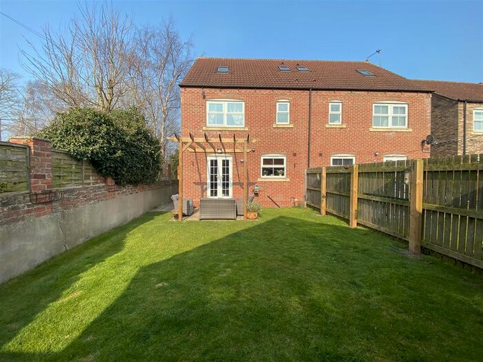3 Bedroom Semi-Detached House For Sale In Park Lane, Barlow, Selby, YO8