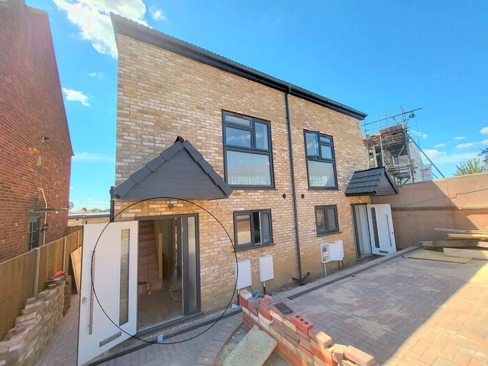 4 Bedroom Semi-Detached House To Rent In Mowbrays Road, Romford, RM5