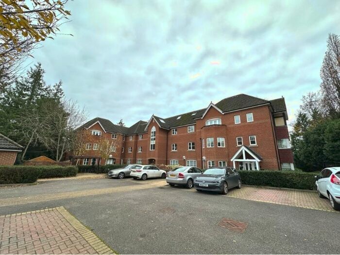 2 Bedroom Flat To Rent In Greycoat Court, Reading, Berkshire, RG4