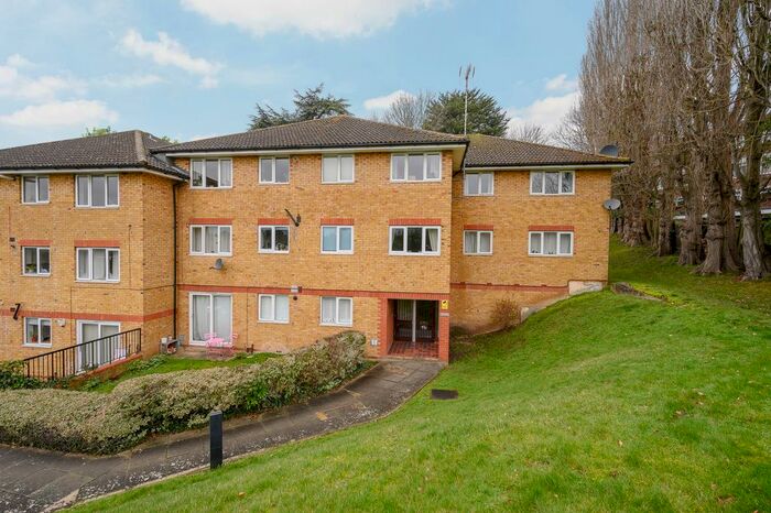 2 Bedroom Flat To Rent In Kingfisher Court, Queensmere Road, London, SW19