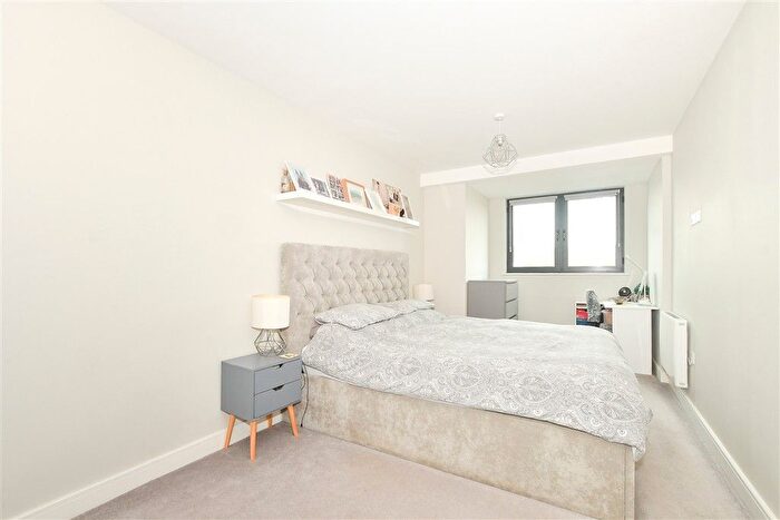 2 Bedroom Flat For Sale In High Street, Dorking, Surrey, RH4