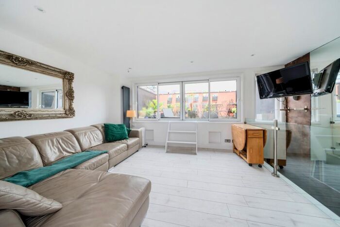 3 Bedroom Flat To Rent In Hanley Road London, N4