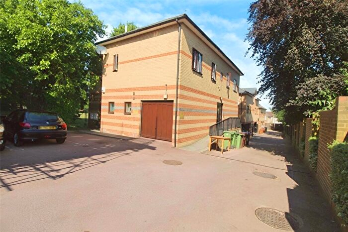 Flat To Rent In Oakview Apartments, Benhill Road, Sutton, SM1