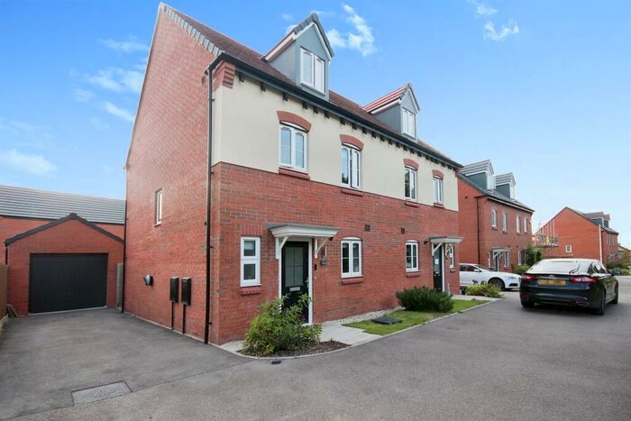 3 Bedroom Semi-Detached House For Sale In Roman Way, Cubbington, Leamington Spa, CV32