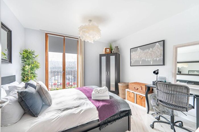 2 Bedroom Flat To Rent In Lockton Road, Ladbroke Grove, London, W10