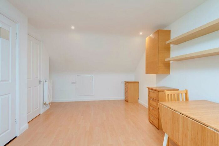 Flat To Rent In Station Road, Finchley Central, N3