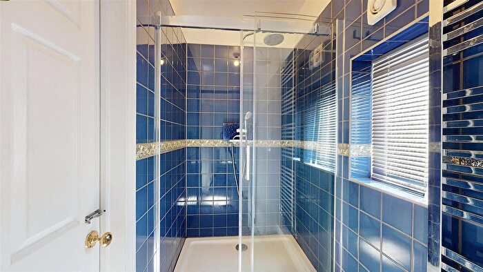 2 Bedroom Detached House For Sale In Thornbury Road, Isleworth, TW7