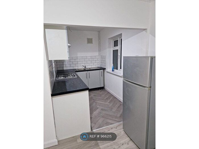 2 Bedroom Flat To Rent In Park Street, Slough, SL1