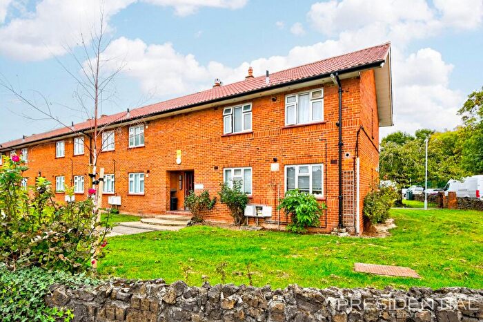 1 Bedroom Flat For Sale In The Glade, Clayhall, IG5