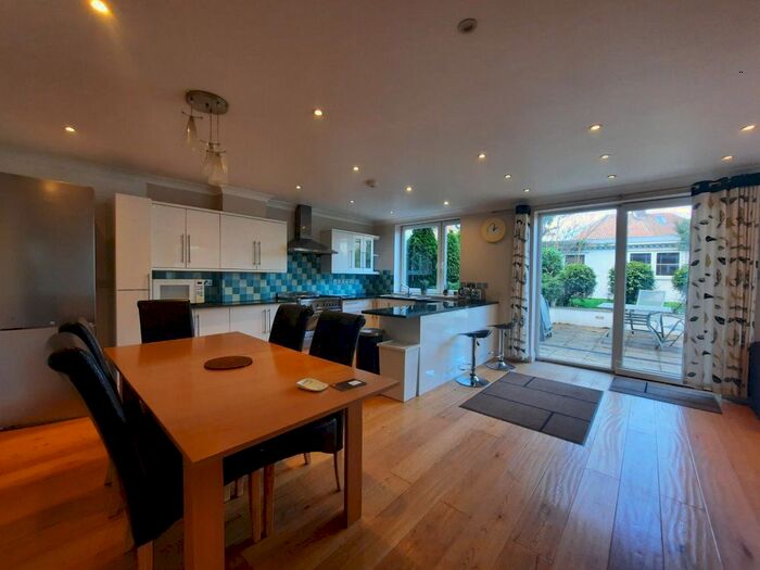 4 Bedroom Property To Rent In Howard Close, London, W3