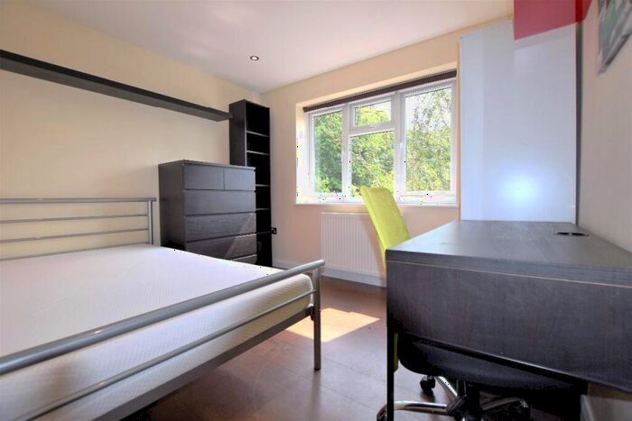 5 Bedroom Semi-Detached House To Rent In Bed Student Home - Somner Close, CT2