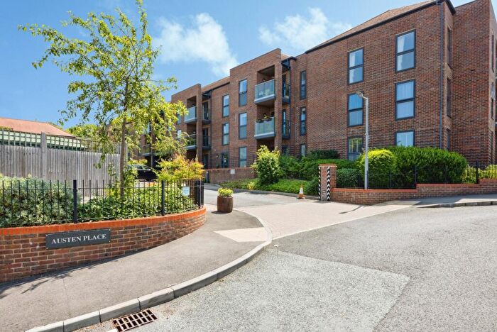 2 Bedroom Flat For Sale In Lower Turk Street, Alton, Hampshire, GU34