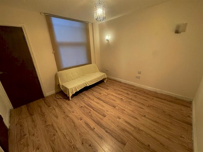 Studio To Rent In Noster Hill, Beeston, Leeds, LS11