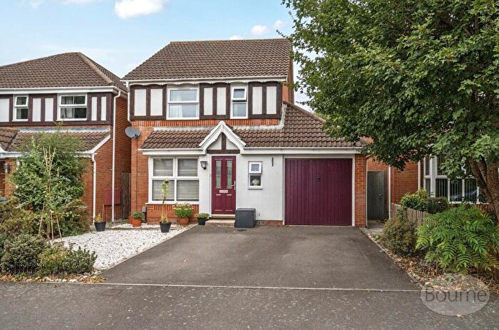 3 Bedroom Detached House For Sale In Lancaster Close, Ash Vale, Surrey, GU12