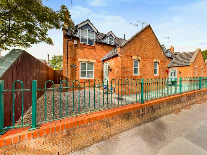 3 Bedroom Terraced House To Rent In Fletchers Row, Main Street, HU11