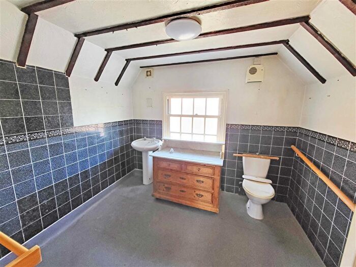 1 Bedroom Flat For Sale In High Street (First Floor Flat), Great Wakering, Southend-On-Sea, SS3