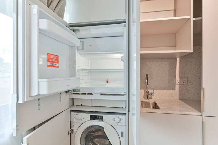 Studio To Rent In Hounslow Avenue, Hounslow, TW3