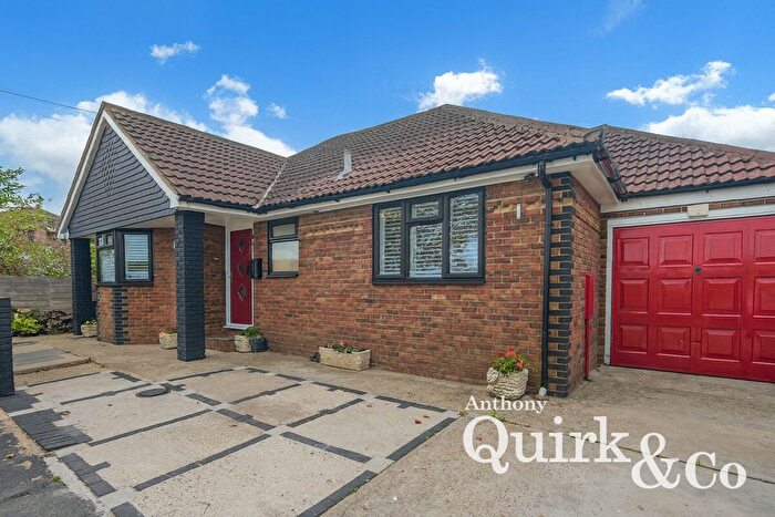 3 Bedroom Detached Bungalow For Sale In Smallgains Avenue, Canvey Island, SS8