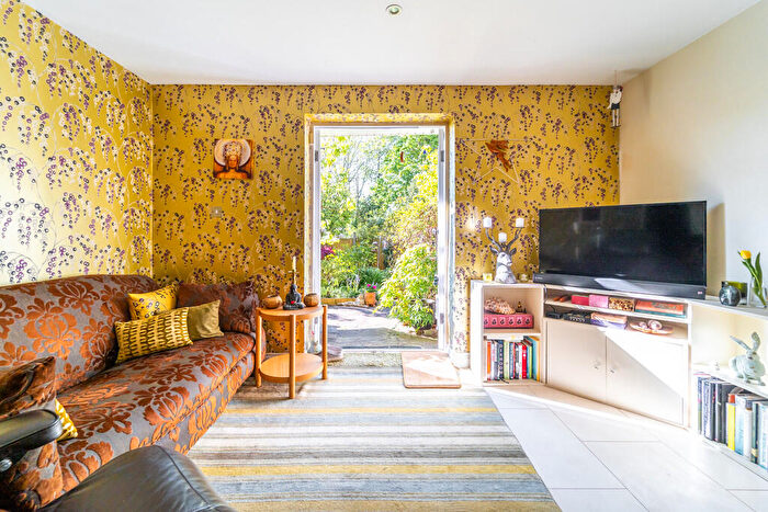 2 Bedroom Apartment For Sale In Mount View Road, Stroud Green, N4