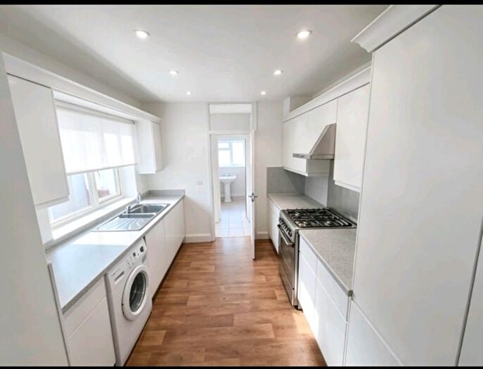 4 Bedroom Semi Detached House To Rent In Dersingham Avenue, Manor Park, E12