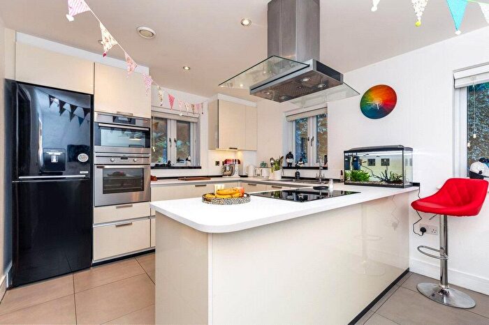 2 Bedroom Apartment For Sale In Wray Common Road, Reigate, Surrey, RH2