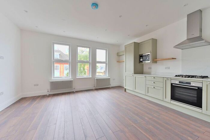 2 Bedroom Flat To Rent In Garratt Lane, Earlsfield, London, SW18
