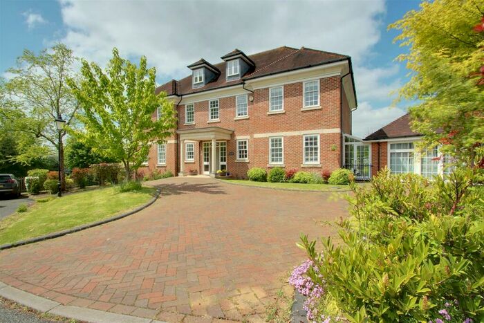 6 Bedroom Detached House To Rent In Blegberry Gardens, Berkhamsted, HP4