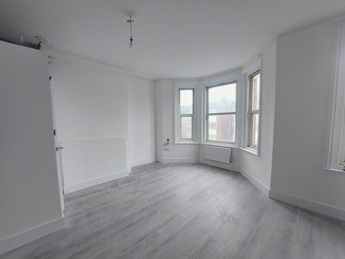 Studio To Rent In Silverdale Road, Shirley, Southampton, SO15