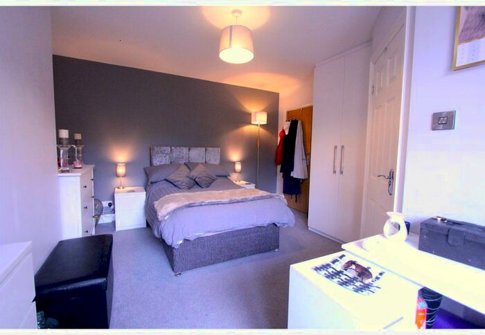 3 Bedroom Flat To Rent In Stonegate Road, Meanwood, Leeds, LS6