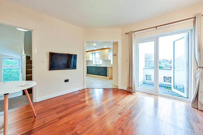 2 Bedroom Maisonette To Rent In Summer Road, Thames Ditton, KT7