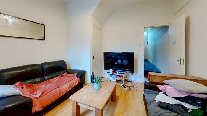 6 Bedroom House To Rent In Dawlish Road, Birmingham, B29