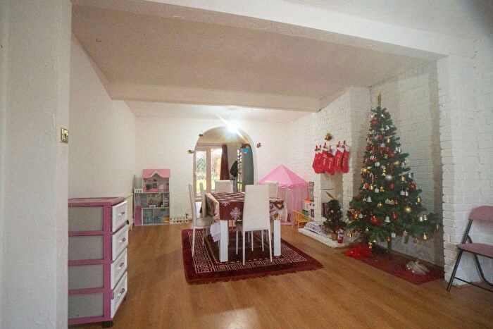 3 Bedroom End Terrace House To Rent In Garendon Road, Morden, SM4